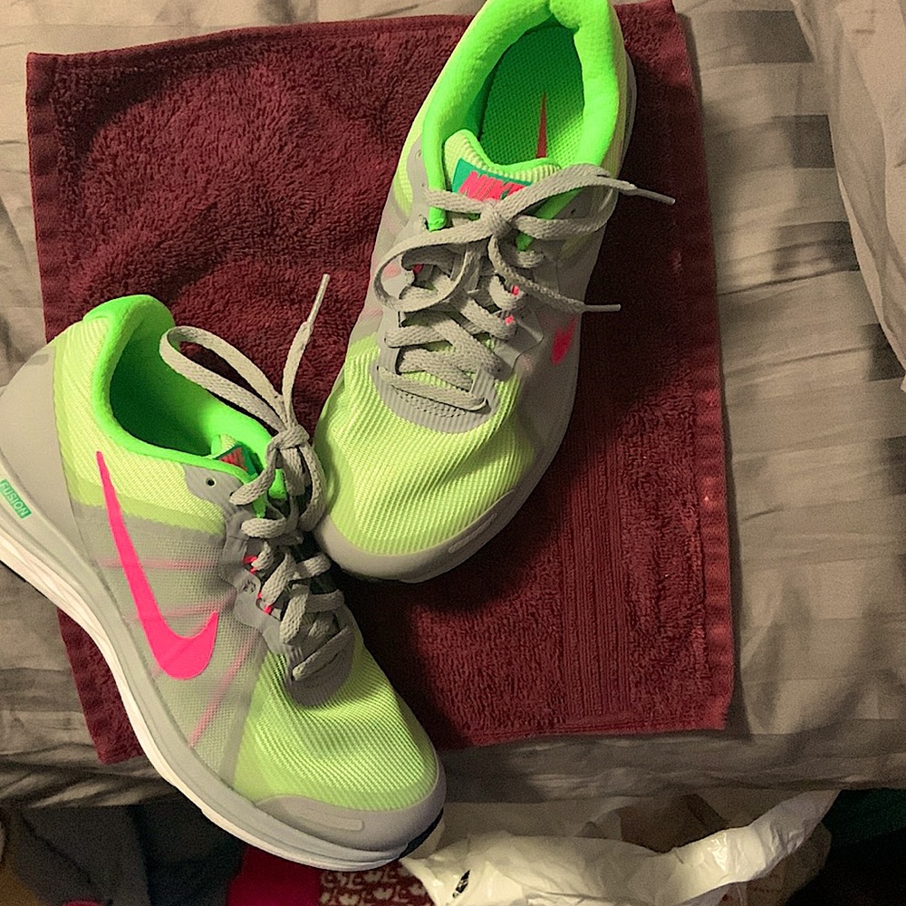 Nike Dual Fusion Green with fuchsia Nike strip size 6.5